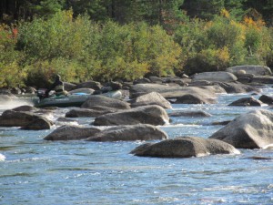 водомет в гряде камней.jpg